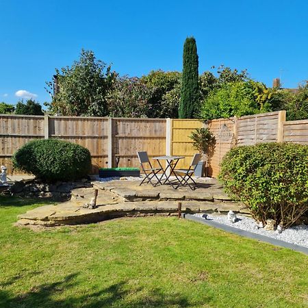 A Bright And Spacious Gem Staines-upon-Thames Exterior photo