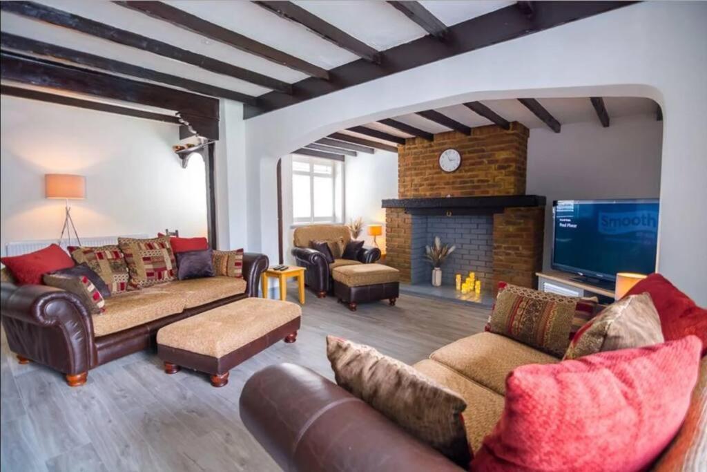 A Bright And Spacious Gem Staines-upon-Thames Exterior photo