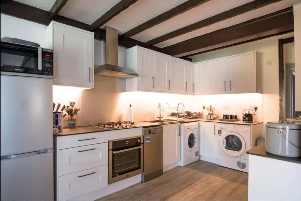A Bright And Spacious Gem Staines-upon-Thames Exterior photo