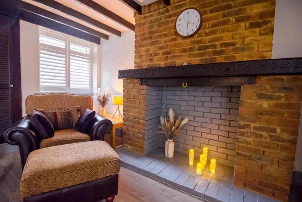 A Bright And Spacious Gem Staines-upon-Thames Exterior photo