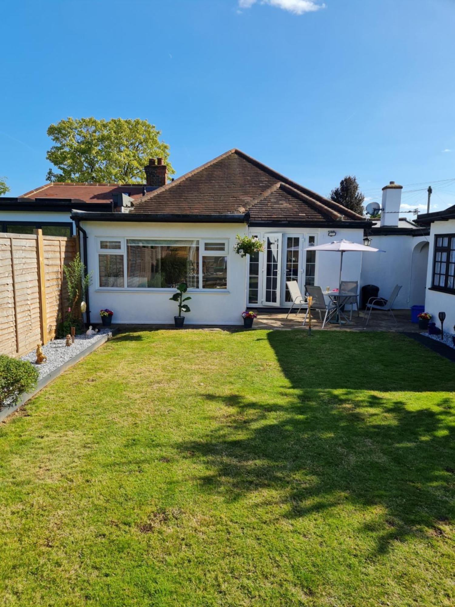 A Bright And Spacious Gem Staines-upon-Thames Exterior photo