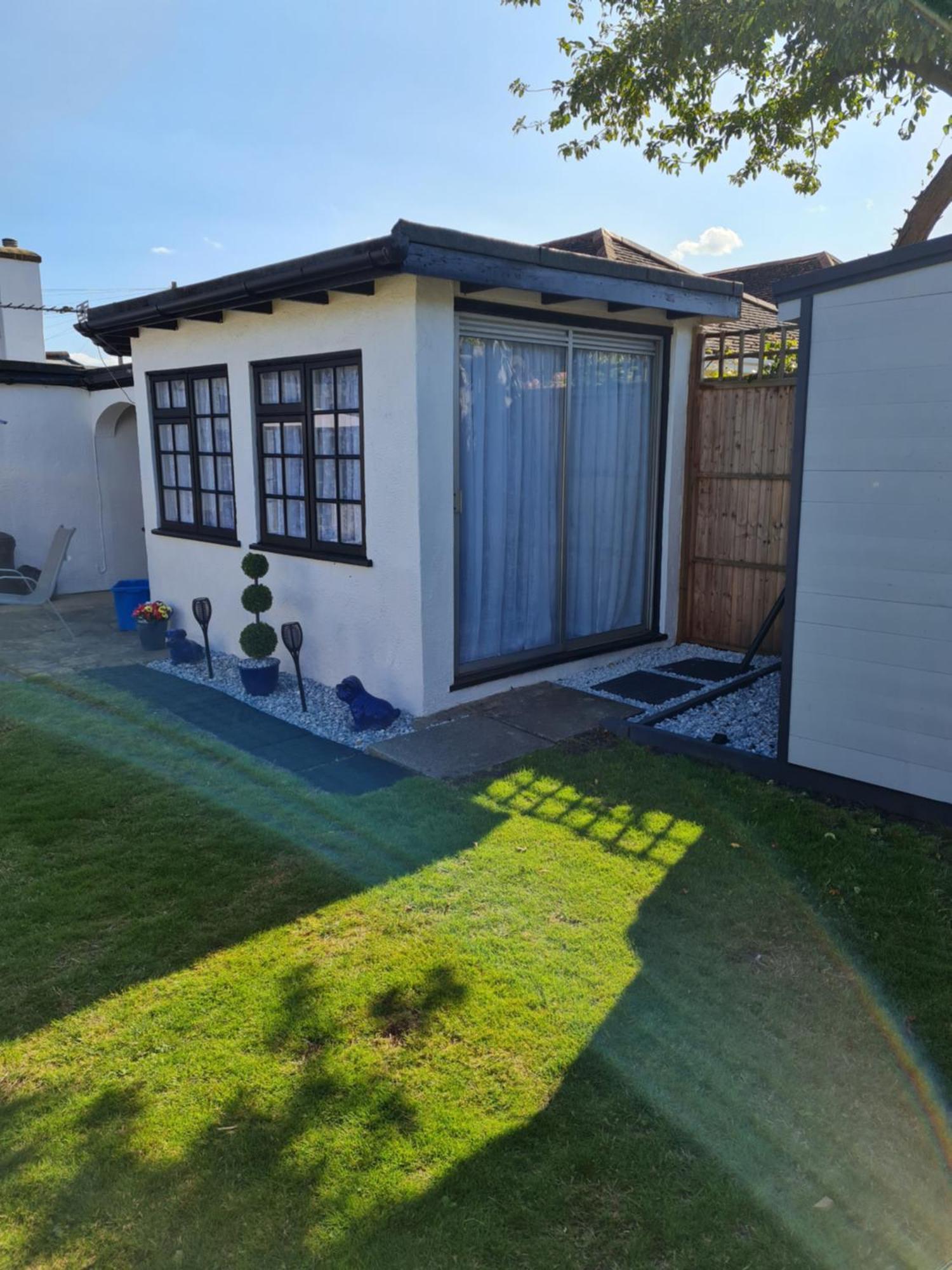 A Bright And Spacious Gem Staines-upon-Thames Exterior photo